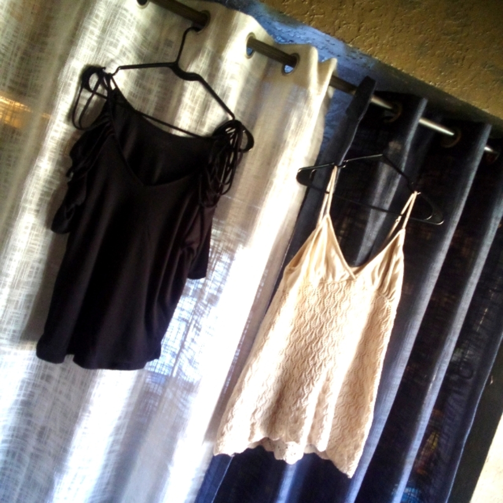 🖤 black strappy shoulder top...size large